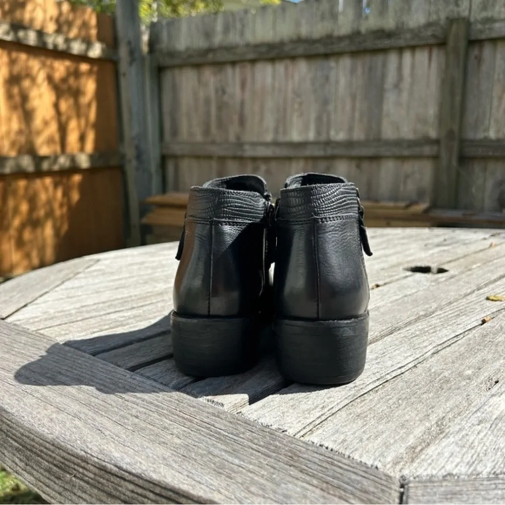 WOMEN'S SOFTWALK RUBI BOOTIES black size 7.5‎ N